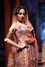 Model walks for Designer Suneet Varma in Delhi on 27th July 2013 (33).jpg